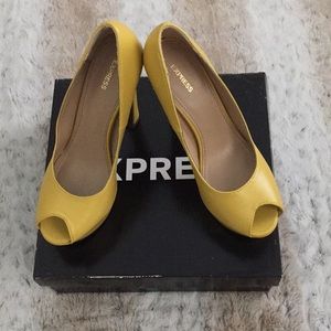 Express Yellow high heels Size 7